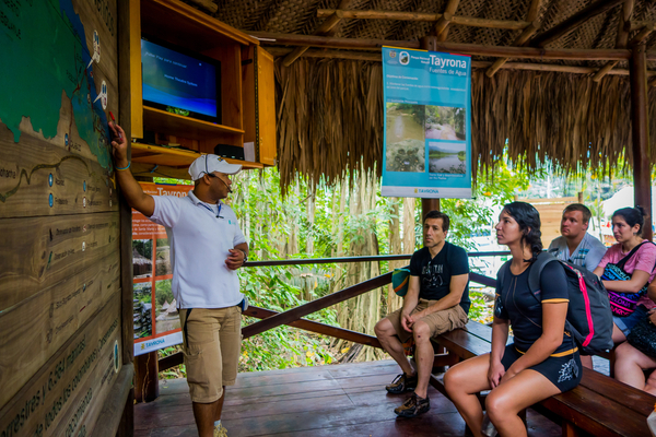 Guías turísticos en el Parque Tayrona