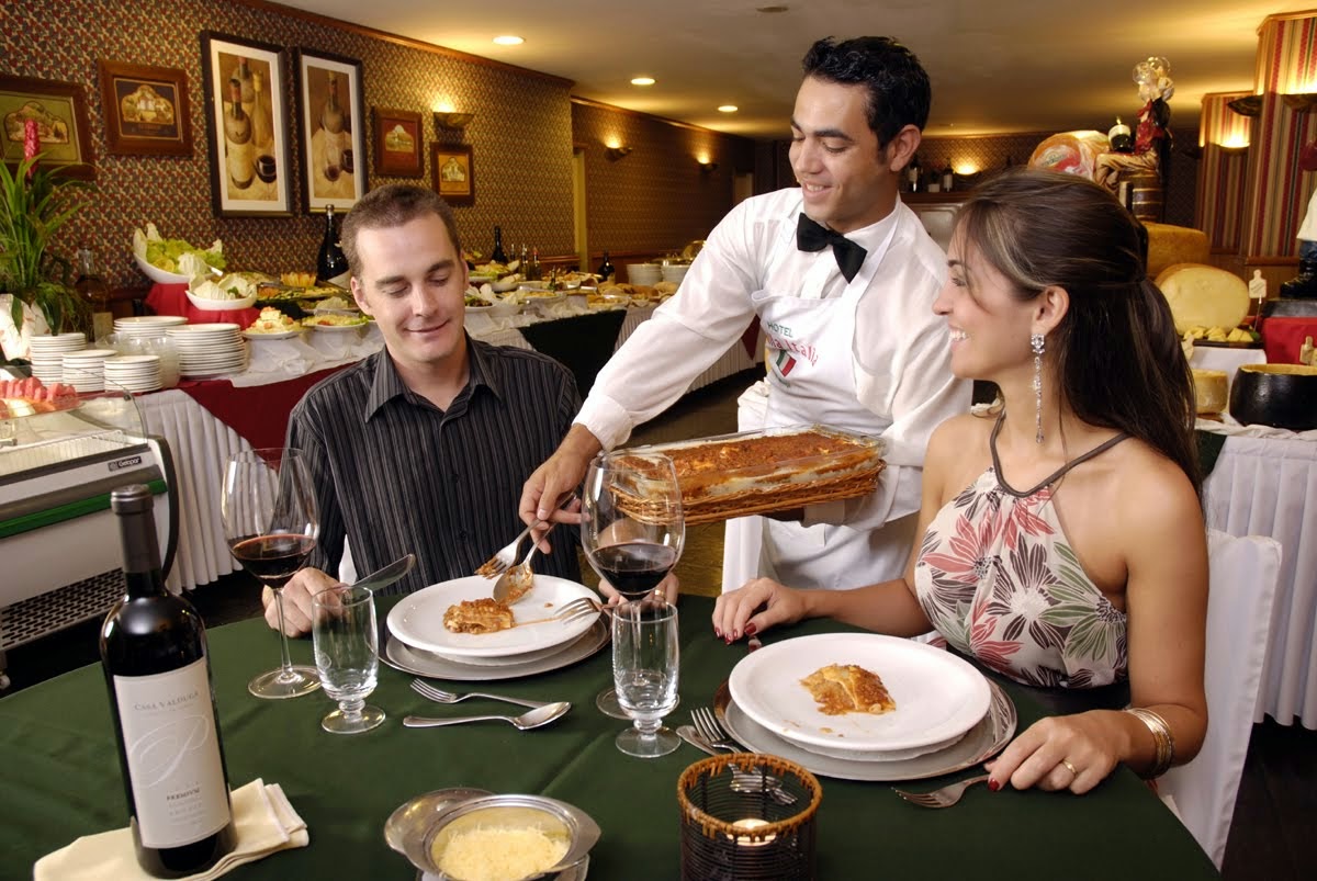 Negocios de comidas y bebidas en Régimen Simple no tienen que pagar impoconsumo Personas departiendo en un restaurante -- impustos al consumo en Colombia