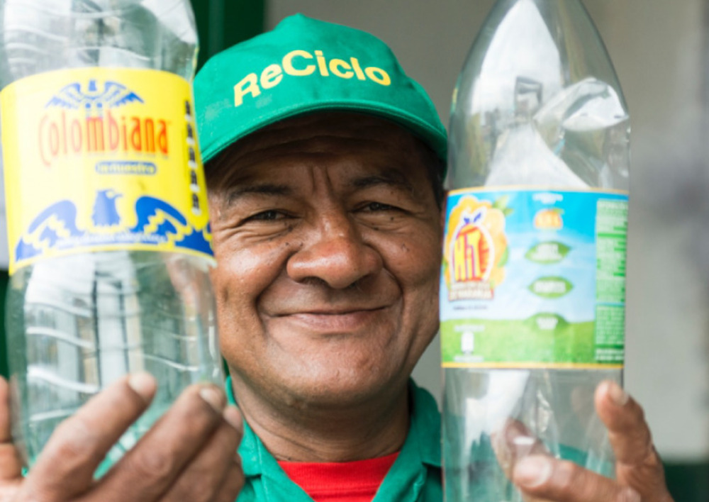Postobón entrega seguros de vida a 1.433 recicladores, muchos de ellos en el Caribe Postobón entrega seguros de vida a 1.433 recicladores, muchos de ellos en el Caribe