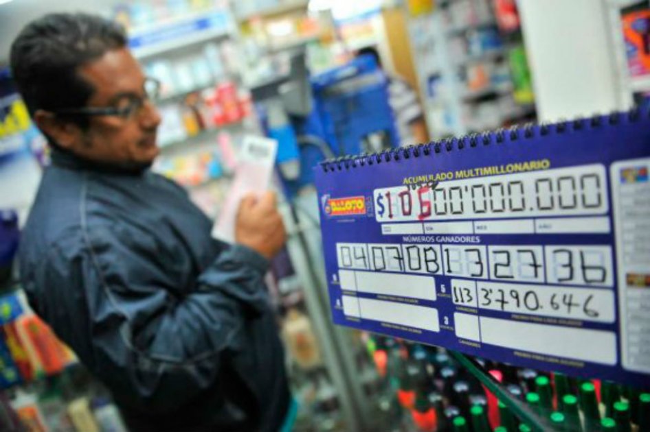 Coljuegos adjudicó operación del Baloto por los próximos cinco años Persona comprando el Baloto en Colombia