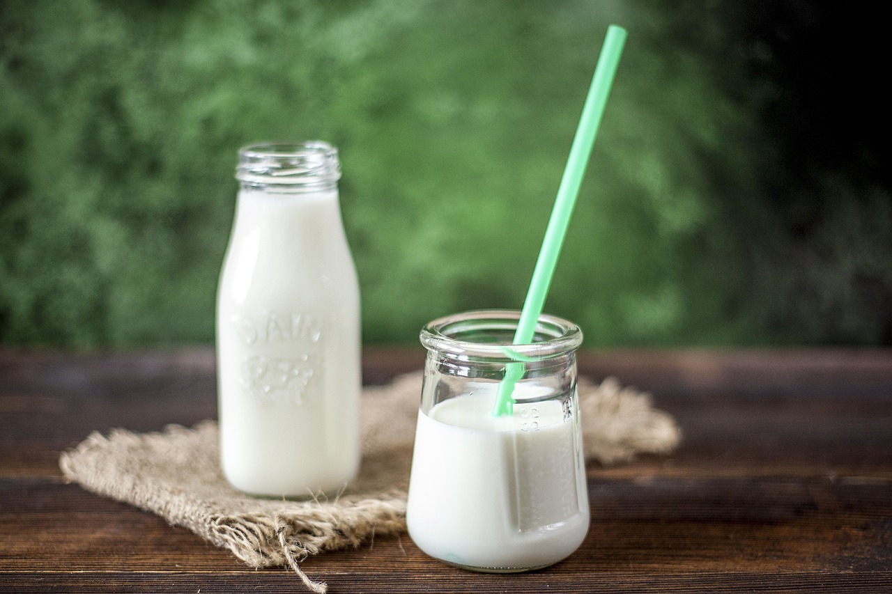 Estas son las marcas investigadas por pasarse de lactosuero en la leche que venden Leche con lactosuero en Colombia