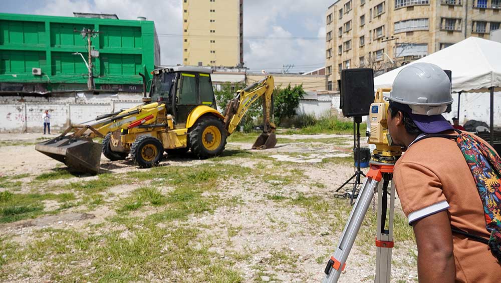 Comenzaron trabajos de locales para reubicar a 120 vendedores informales Inspección a locales comerciales para vendedores informales en Barranquilla