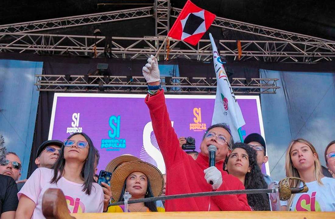 Petro con la bandera de guerra o muerte en la Plaza de Bolívar, Bogotá