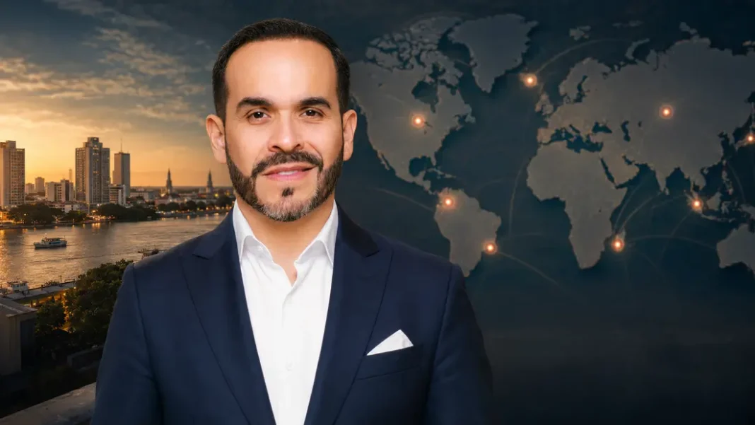 Abelardo De la Espriella frente a un mapa diplomático con Barranquilla iluminada