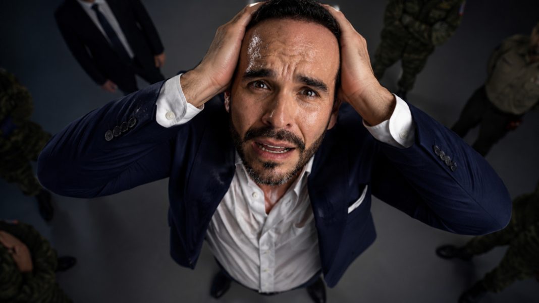 Abelardo de la Espriella aparece sudando y con las manos en la cabeza, rodeado por escoltas, militares y funcionarios, en una ilustración editorial satírica.
