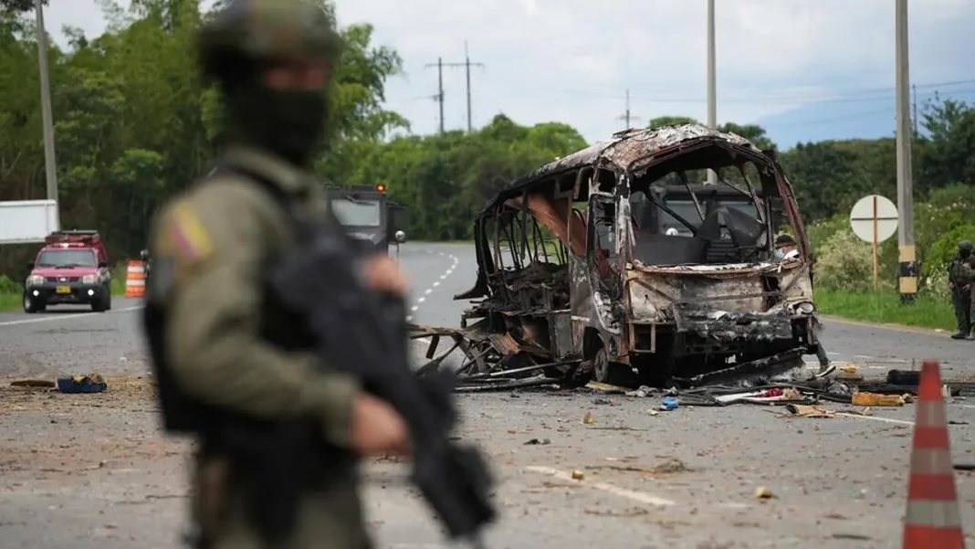 Interceptan bus bomba con 420 kilos de explosivos cerca de Cali, a dos días de la posesión del nuevo Presidente Buseta inmovilizada durante un operativo en Villa Rica, Cauca