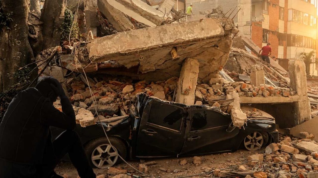 Terremoto en Colombia: ¿Todavía es posible encontrar vida debajo de los escombros? Persona observa un vehículo sepultado bajo los escombros de un edificio colapsado