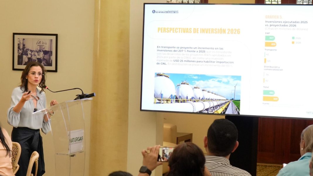 Naturgas vuelve a poner el fracking sobre la mesa: ¿puede sacar a Colombia del déficit de gas? Vocera de Naturgas presenta una diapositiva sobre perspectivas de inversión en gas natural ante un auditorio