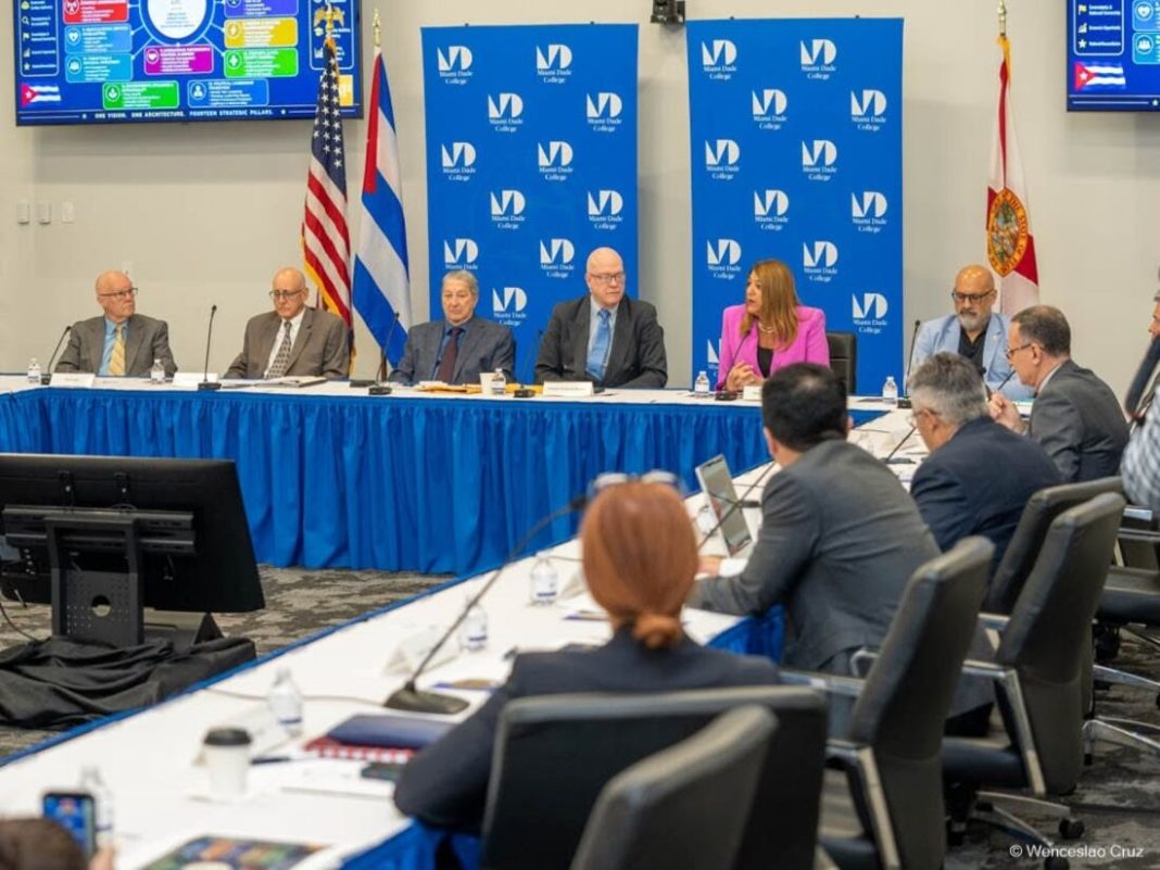 Plan de Salvación Nacional diseña el día después en Cuba Panel de expertos y opositores cubanos durante una sesión sobre el Plan de Salvación Nacional en Miami Dade College.