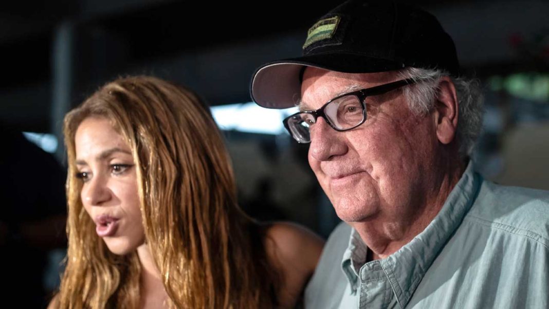 Este es Howard Buffett, el multimillonario filántropo que llegó al Chocó de la mano de Shakira Shakira y Howard G. Buffett durante una visita relacionada con la reconstrucción educativa en Colombia.