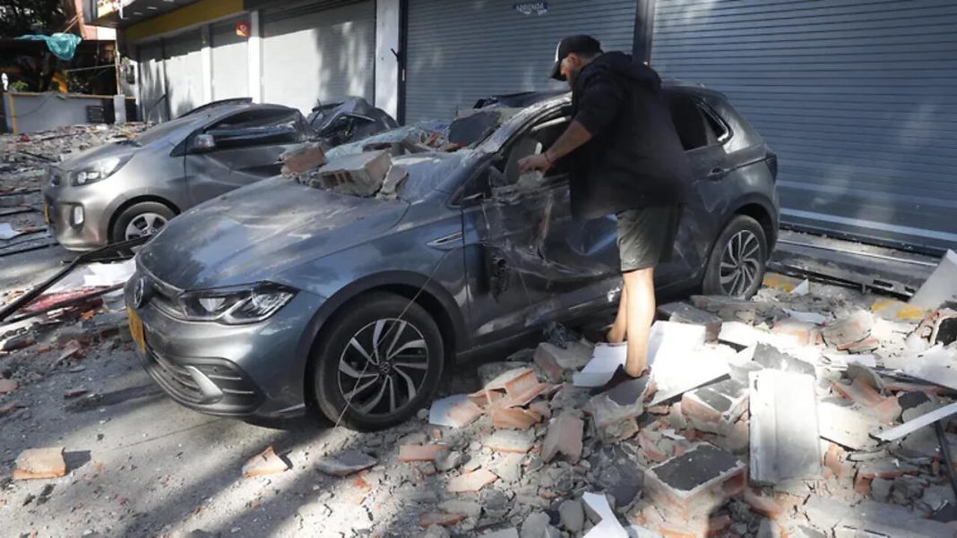 ¿Se sintió el terremoto en la Región Caribe? Este es el reporte Vehículo cubierto por escombros tras el terremoto en Colombia