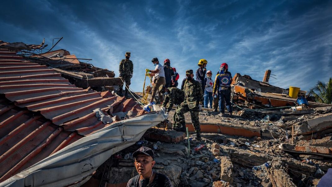 Terremoto en Colombia: rescate continúa mientras crece el balance de víctimas, desaparecidos e infraestructura averiada Equipos de rescate, militares y voluntarios buscan sobrevivientes entre los escombros tras el terremoto en Colombia.