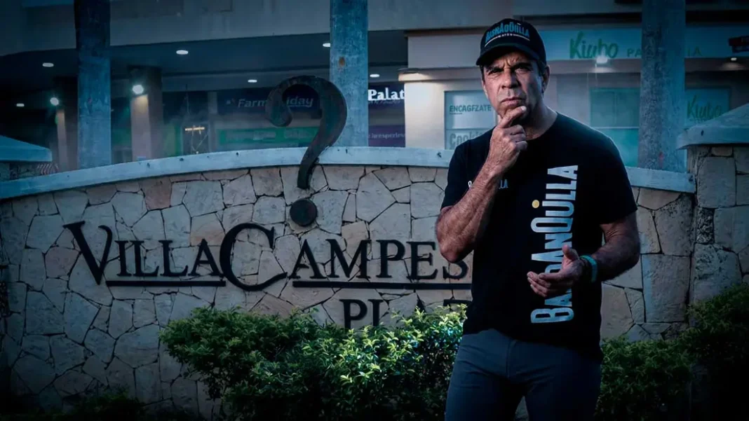 Alejandro Char frente al aviso de Villa Campestre, sector en disputa entre Barranquilla y Puerto Colombia