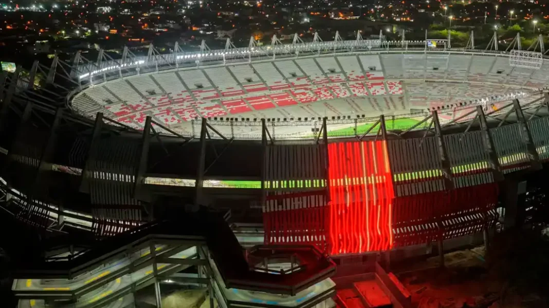 El Súper Metro también trae una súper cuenta: el contrato pasa a $279.346 millones Vista nocturna del Estadio Metropolitano de Barranquilla durante las obras de modernización.
