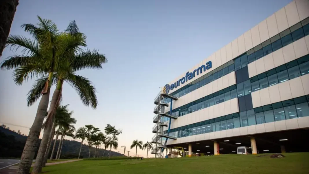 Eurofarma amplía en Colombia un modelo de visitas médicas digitales liderado por personas con discapacidad Edificio de Eurofarma rodeado de palmeras