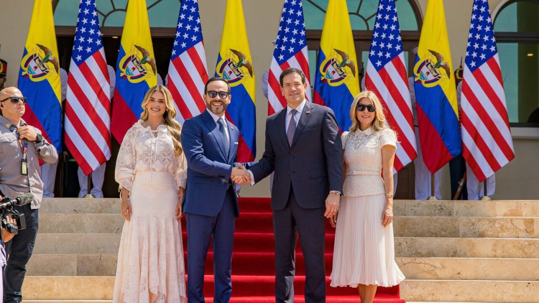Marco Rubio y el presidente Abelardo De la Espriella estrechan manos durante la visita a Barranquilla, frente a banderas de Colombia y Estados Unidos