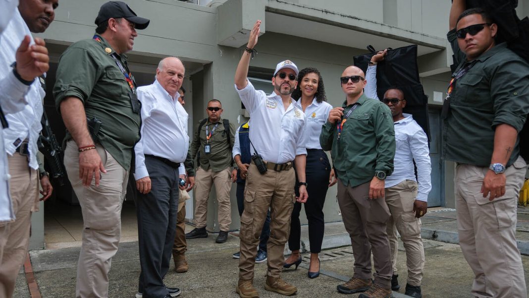El presidente Abelardo De La Espriella durante su visita al Chocó junto a funcionarios y miembros de su equipo de seguridad