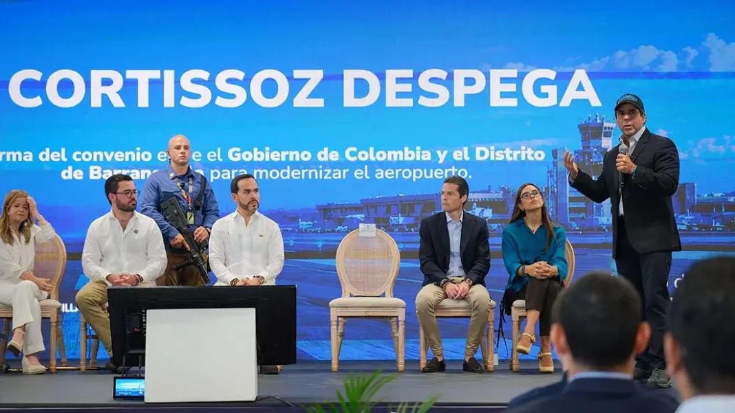Cortissoz: $40.000 millones para el lado tierra tras una década de obras inconclusas El presidente Abelardo de la Espriella interviene durante la firma del convenio para modernizar el aeropuerto Ernesto Cortissoz, junto a autoridades nacionales y distritales.