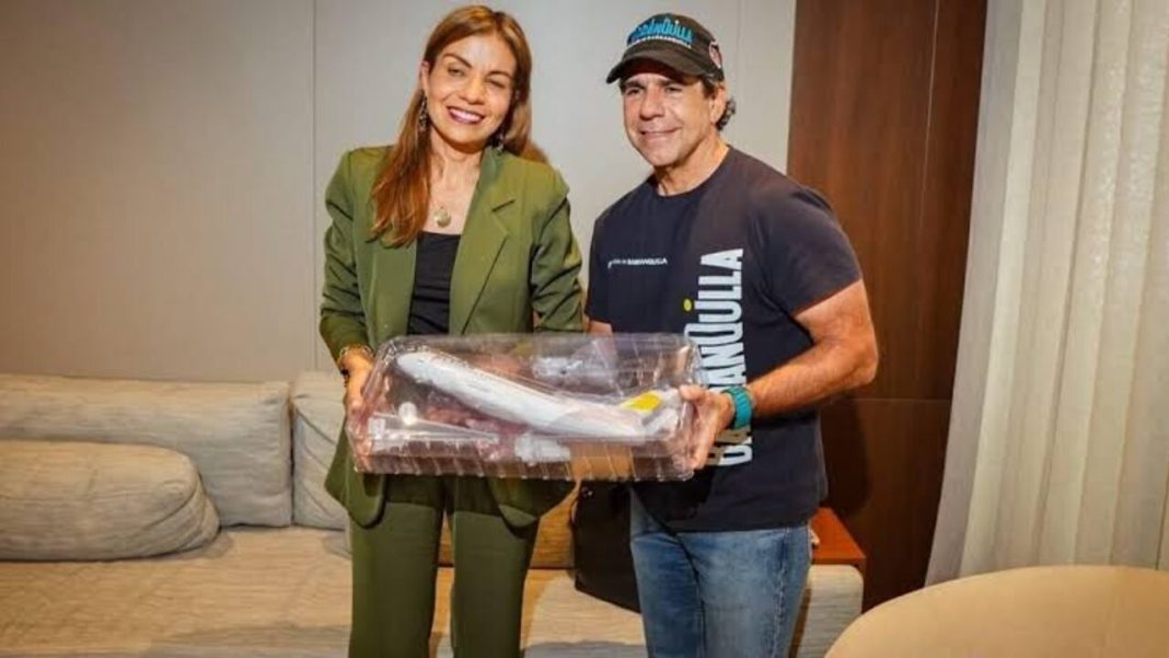 Barranquilla alista vuelos para la final de la Sudamericana Alejandro Char y una representante de LATAM sostienen una maqueta de avión